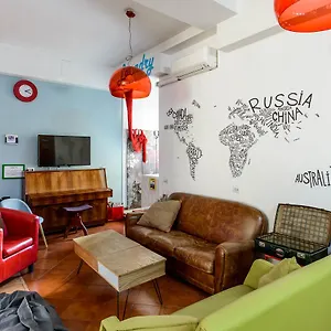 Hostel Of The Sun, Napoli